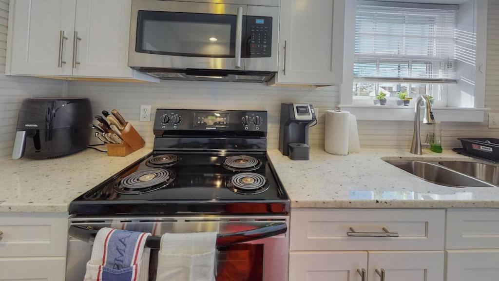 New! Renovated Townhome W/ Putting & Patio! *